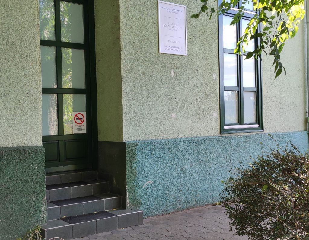 A kiskunhalasi rendelő bejárata