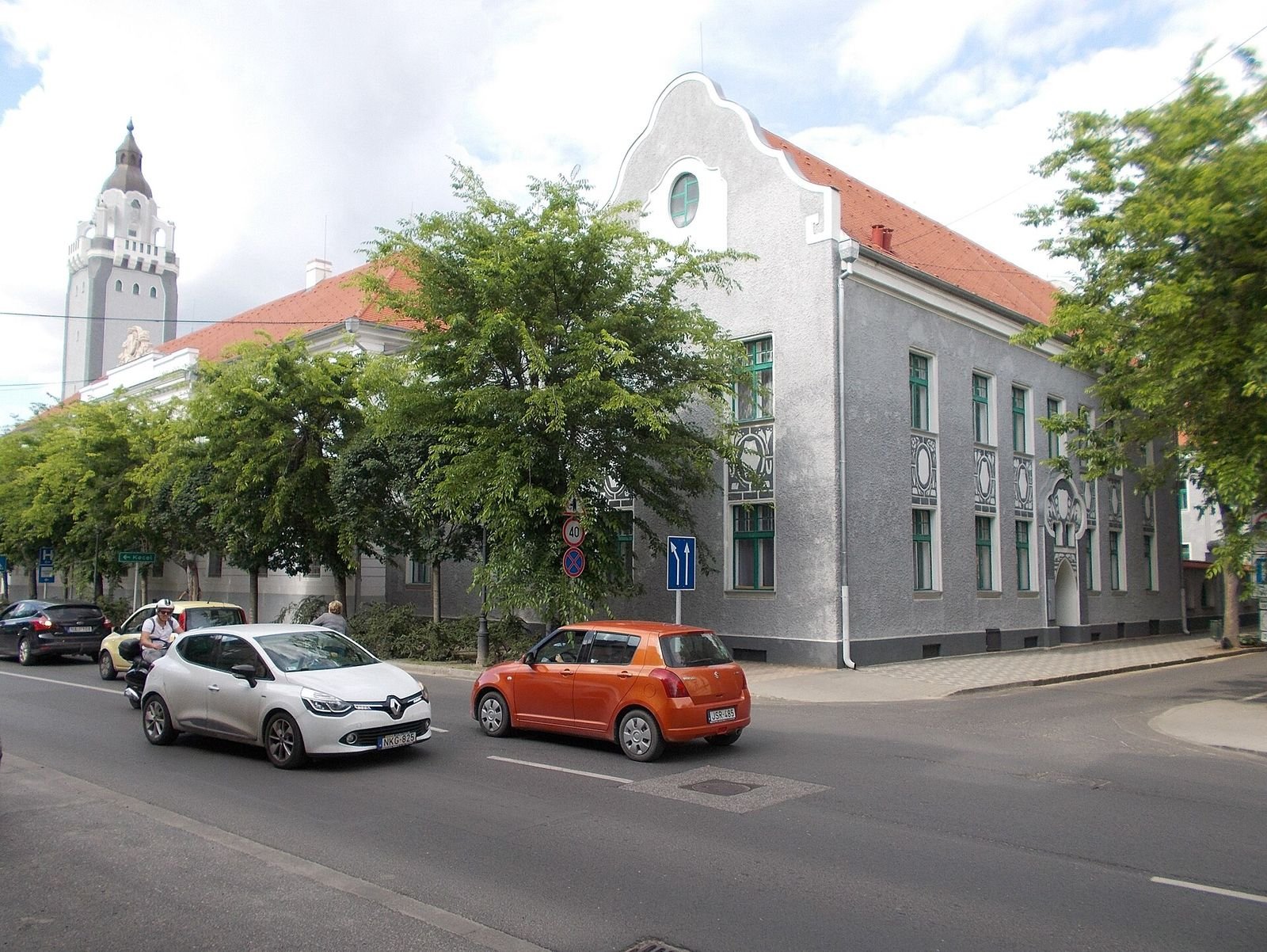 A kiskunhalasi városháza és a torony az utcáról