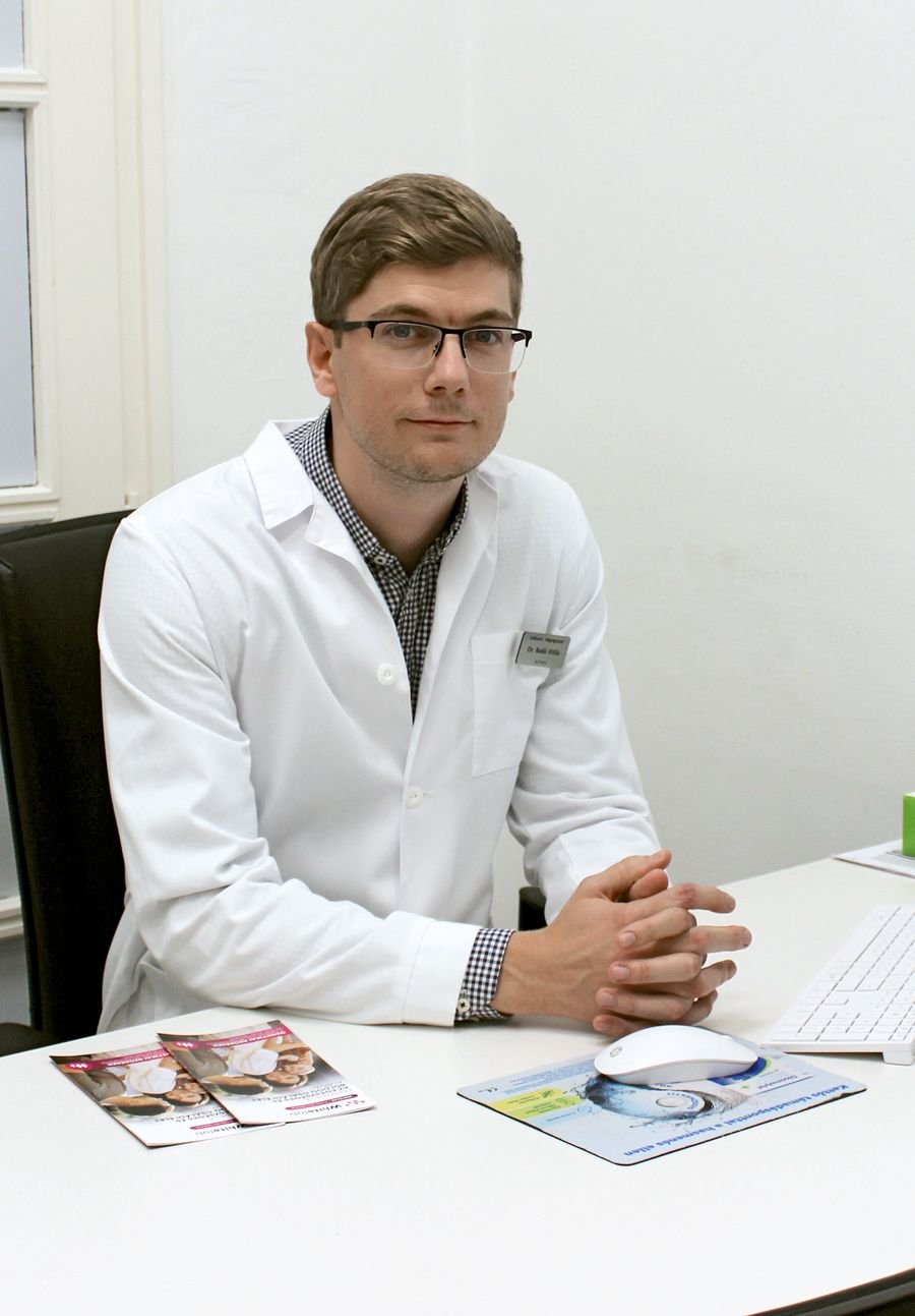 Dr. Badó Attila a rendelő íróasztalánál