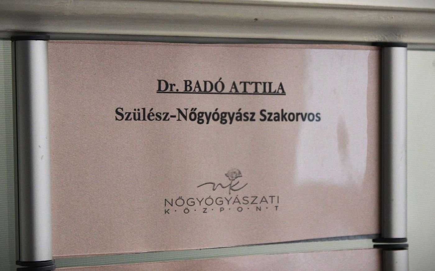 Dr. Badó Attila névtáblája