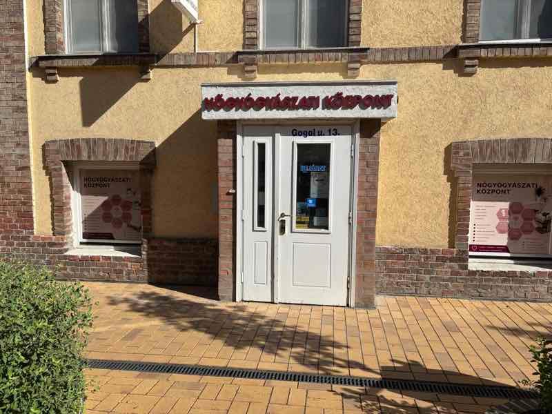A szegedi rendelő bejárata a Gogol utca 13. alatt