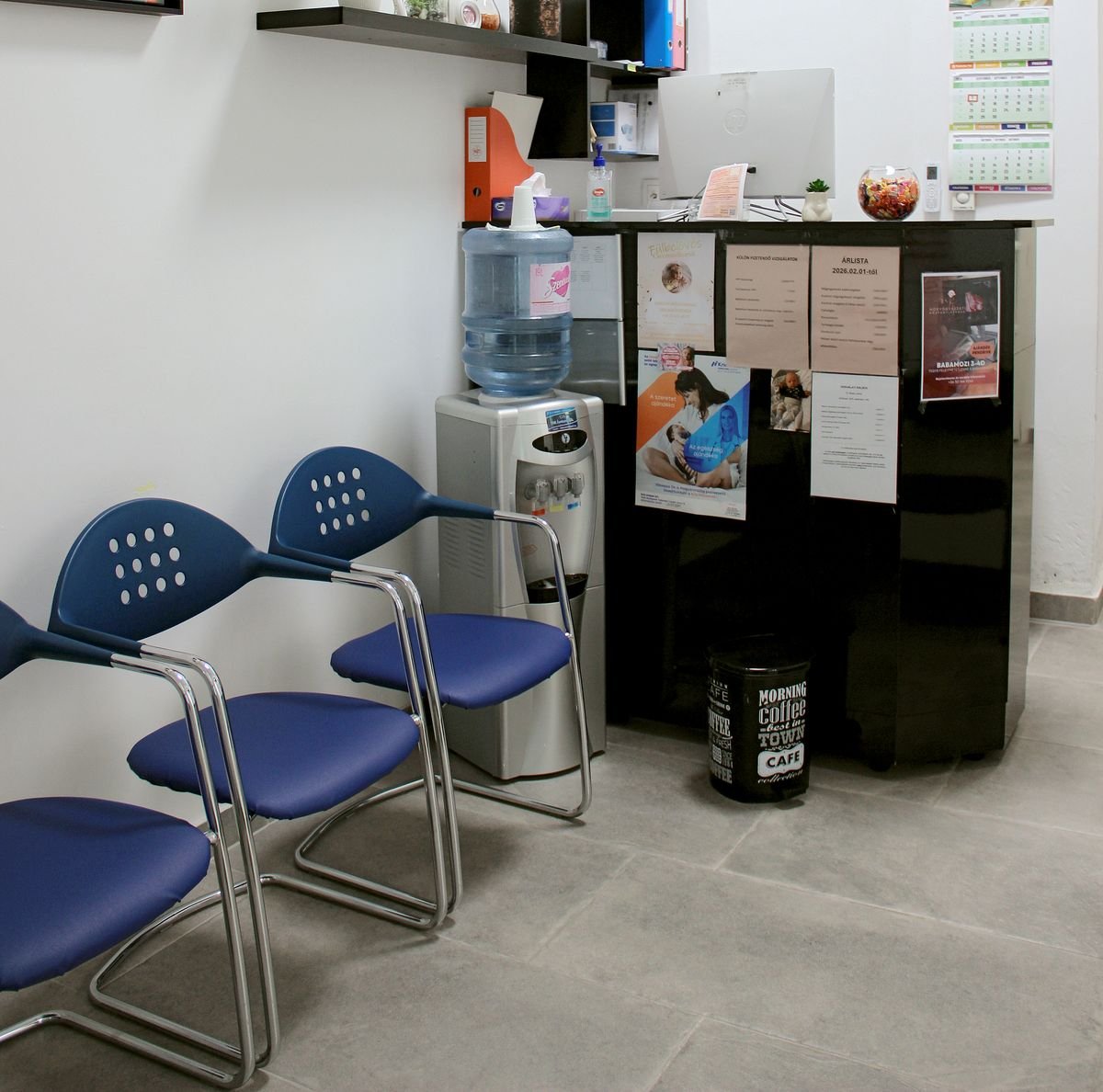 A kiskunhalasi váróterem a recepcióval