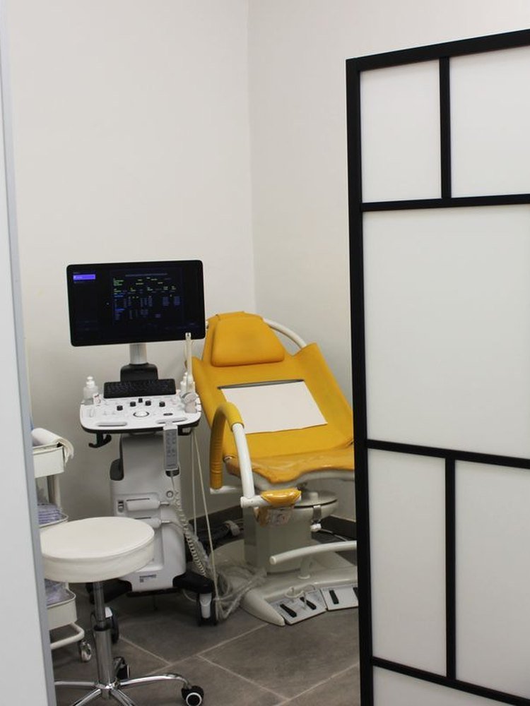Dr. Badó Attila kiskunhalasi rendelője, ultrahanggal és vizsgálószékkel